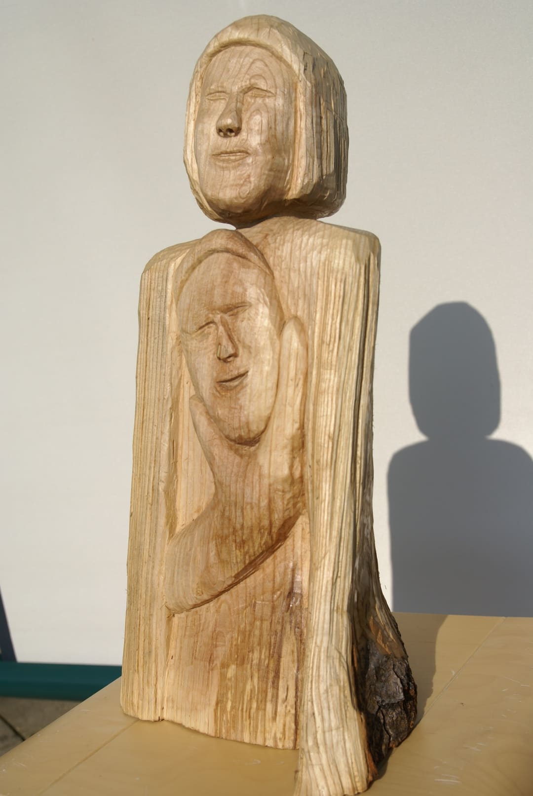 Shen Te mit der Maske Shui Ta
