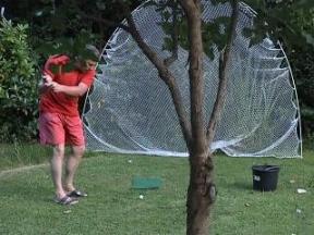 Bernhard beim Golfversuch