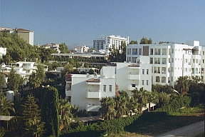 Thalia Beach Resort, Nachbarschaft