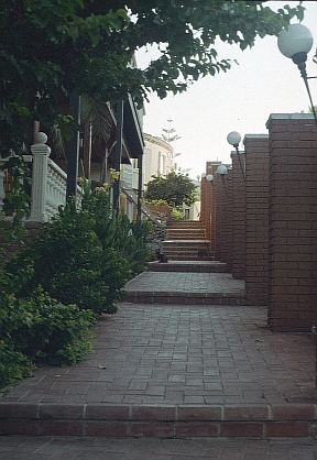 Thalia Beach Resort, Weg